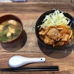 ヘルシーレストランパセリ - ミニ豚キムチ丼  495円
