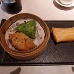 中国飯店 富麗華 - 点心３種　エビの春巻き、春菊とエビのシュウマイ、