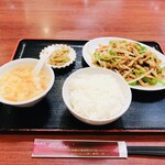 龍華飯店 溝ノ口店 - 豚肉と玉ねぎの黒胡椒炒め