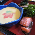 Ichiba Chokusou Meshidokoro Ichi - 茶わん蒸し、焼き鮭、ベーコンほうれんそう炒め