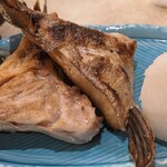 肴屋 魚まる - 間八のカマ。コレも破格でしょ。