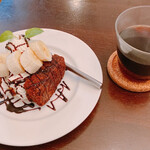 パルファン - チョコとバナナのショートケーキとホットコーヒー