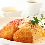 【彩り鮮やか】カニコロのクリーム＆トマトの2色ソースオムライス 1,780円（税込 1,958円）