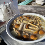 元祖 金時茶屋 - ナメコの味噌汁600円と持参の塩むすび