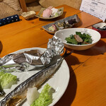 Shukubou Kabanon - 夕食。焼きサンマ、鮭のホイル焼き、サラダなど。