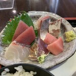 Suijin - 税込880円にして凄い魚の盛り。 海鮮の味噌汁、沢庵、冷や奴付。 鰹、真鯛、間八、バチマグロです。