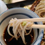 石臼挽き蕎麦 石づか - 少しワサビをつけて〜ズズズ