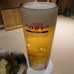伊藤和四五郎商店 - セットの生ビール、最近よく出会うジョッキで中ではなくて小と中の間サイズ