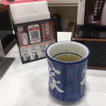 Yoshinoya - お茶に（ゴマが）
                        良かれのサービスにこんなんあったら
                        何しょんかわからんね
                        見たらわかる事やし…