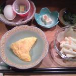 ランチはメイン以外でもこの充実ぶり。