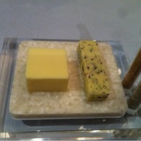 ラ・ベ - バターもお上品。。。左の海藻入りが面白い味だった。