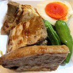 SARAS - 神戸ポーク角煮と蘭王味付け玉子