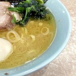 横濱ラーメン あさが家 - 鶏油たっぷりのスープ。