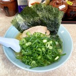 横濱ラーメン あさが家 - ネギ増し（150円）のネギを乗せたらこんな感じ。