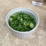 横濱ラーメン あさが家 - ネギ増しのネギは別皿で提供されます。
