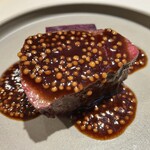 パルコ フィエラ - 蝦夷鹿のもも肉のロースト 鹿の骨と香味野菜の煮詰め出汁 発酵マスタード ビーツの塩竈焼き添え