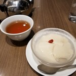 四川飯店 - 杏仁豆腐。