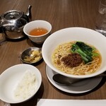 四川飯店 - ひき肉そば半ライス。