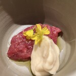 パルコ フィエラ - アスパラ羊のもも肉のたたき オリーブオイルと塩 胡椒 カリフラワーのクリームチーズ アスパラの花