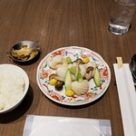 四川飯店 - 先行・イカの塩味炒め。