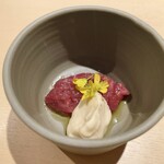 パルコ フィエラ - アスパラ羊のもも肉のたたき オリーブオイルと塩 胡椒 カリフラワーのクリームチーズ アスパラの花