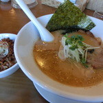 和風とんこつらーめん（760円）とランチのミニチャーシュー丼（160円）