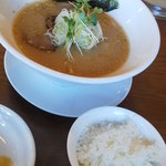 和風とんこつらーめん（760円）とランチサービスの小ライス