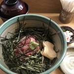 Toyozushi - 中おち丼(お吸い物 キュウリとカニの酢の物付き)