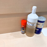 手揉み中華そば 中村 - カウンター席にはシンプルな調味料。りんご酢はまぜそばに使うのがベストなのだろうか？中華そばにも合いそうな気がしたが、冒険はしないでおいた。