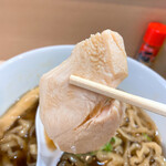 手揉み中華そば 中村 - 鶏チャーシューは適度な弾力。これも悪くない。