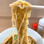 手揉み中華そば 中村 - 麺はとても暴れる、太めの手揉み縮れ麺。スープとの相性も言う事なし。狼煙ブランドではトップクラスに好きになった。