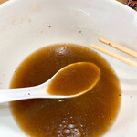 手揉み中華そば 中村 - ブラックペッパーを振り、味を引き締めて完食。