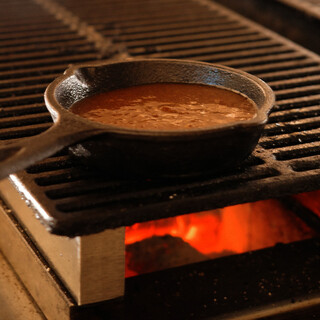 熱騰騰的自家製香料德米格拉斯醬