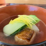 魚菜料理 縄屋 - ④ 椀：粟麩、大根、青梗菜、クエ出汁