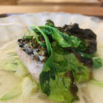 魚菜料理 縄屋 - ⑥ 鉢肴：甘鯛の松笠焼き、ほうれん草、九条葱、甘鯛のお出汁