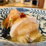 魚菜料理 縄屋 - ③ 造り：クエ、クエ出汁ジュレ掛け、自家製柚子胡椒