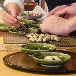 魚菜料理 縄屋 - ⑧ 合肴：炙り牡蠣、ルッコラ：盛付け中