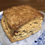 ぱん屋 ニレカゼ - スコーンをリベイク
                                （ナッツ入りスパイス効いていました）
