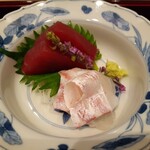Hassun - 御造りは鮪に真鯛‼️鯛が脂がのって絶品で鮪は赤身の旨味をしっかり感じられます。