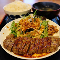 ブルーキッチン 堺筋本町店 - 牛サーロインのサービスステーキ定食(880円)