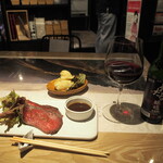 Itadakimasu - 牧草牛の自家製ローストビーフ、自家製ポテトサラダ、小樽の赤ワイン