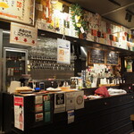 Itadakimasu - 店内（クラフトビールのタップがずらりと並ぶ）