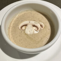 フレンチレストラン にき亭 そごう横浜店 - ランチコースの季節野菜のクリームスープ(きのこ)