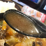Hachiban Ramen - スープはトロミが付いた醤油ベース。生姜が効いてますなぁ。