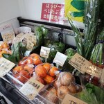 Shea Dainingu Sakigake - はっぴ〜べじたぶるさんという野菜屋さんが毎週火曜日・木曜日・土曜日の週３回野菜入れ替わります。