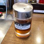 Hachiban Ramen - 8番らーめん特製「8番酢」をサーっとひと回しかけましょう。ツンとこないお酢で、さっぱりと頂けますよ。