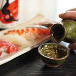 日本酒は、岐阜県・大垣の日本酒のみ扱う酒屋にて、月2回仕入れ、常時約10種類をご用意しています。