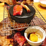 Ryotei Hanayura - 焼物：白老牛石焼き　大ぶりの大黒しめじ
                        手前右の皿は豚角煮の上にインカの目覚めのマッシュポテト