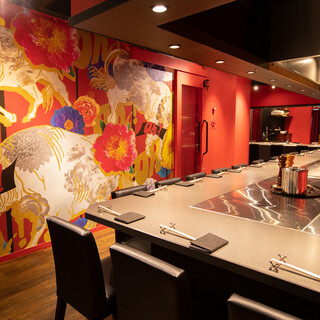 全席オープンカウンター。スタイリッシュな空間で臨場感を愉しむ