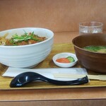 小さな食堂 ヒロ - カツ丼 (税込)500円 ※正面から (2021.11.29)